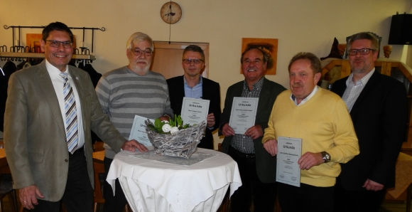 Hans-Jürgen Kunz (l.) und Hartmut Hubert (r.) ehrten (v.l.) Eberhard Rinker, Jürgen Keiner, Heinz-Detlef Fiegler und Günther Messerschmidt.